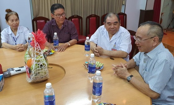 范興主任(右一)在第五郡東醫會祝賀 各醫生節日快樂。