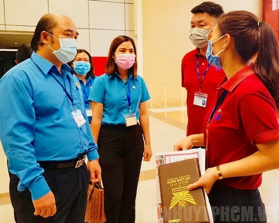 市勞動聯團檢查團昨(25)日上午前往越南Worl Don有限責任公司視察防控新冠肺炎疫情的工作。（圖源：市黨部新聞網）