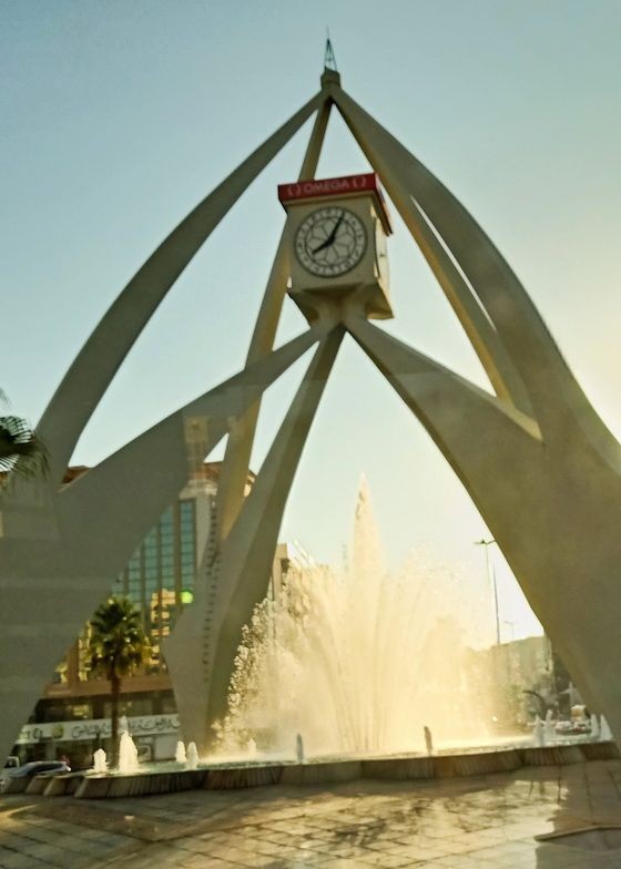 迪拜有很多地標性的建築，德拉（Deira）鐘塔就是其一，據說已經有50多年的歷史。現在是Deira的一個著名的紀念碑，是迪拜-阿布扎比 道路建成之前的融合地。