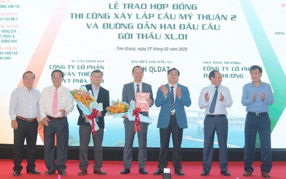 交通運輸部副部長阮日向各承包單位移交施工合同。（圖源：英明）