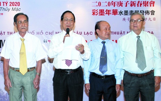 本市華人水墨畫壇前輩們在日前舉辦的“彩墨年華”水墨畫展發佈會上合照。