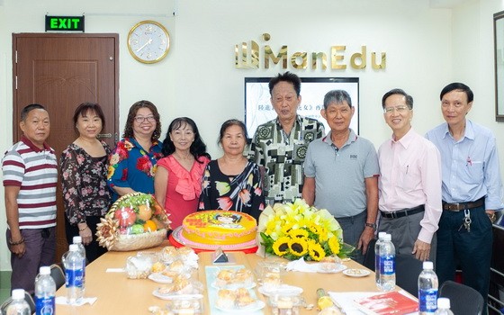 陸進義老師及夫人 (左六、五)與老朋友、學生 在《梅花女》再版座談會上合影留念。