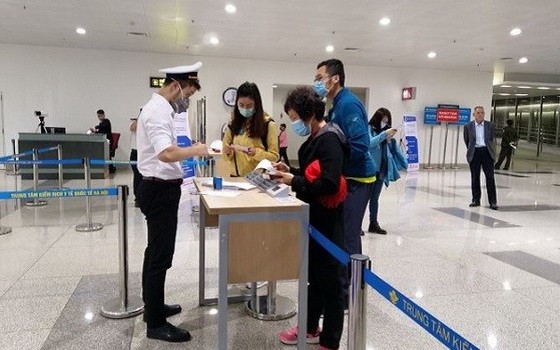 圖為經內排國際機場入境的旅客填寫健康申報表。（圖源：越通社）