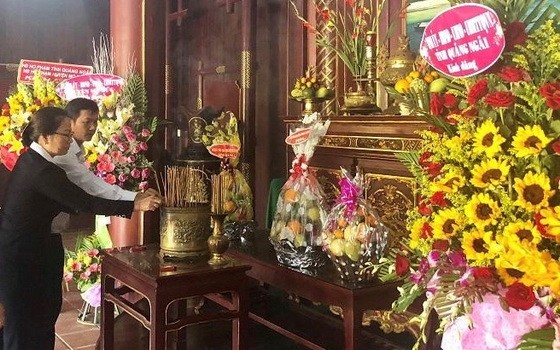 各代表在范文同總理紀念區敬香緬懷已故政府總理范文同。（圖源：廣義報）