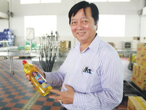 梁萬榮總經理介紹美好的產品。