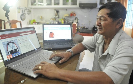 客戶網購服裝。