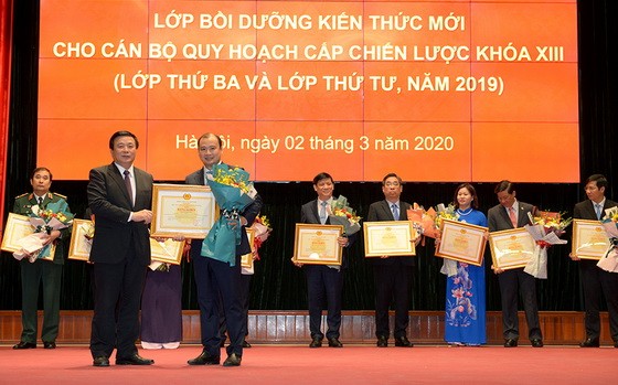 圖為第十三屆戰略級規劃幹部培訓新知識班結業證書及獎狀頒發典禮。（圖源：孟勝）