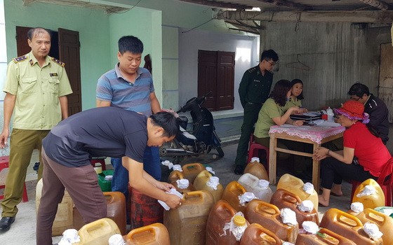 被查獲的來歷不明柴油。（圖源：仲達）