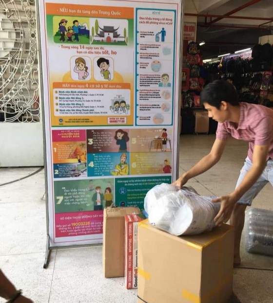 平西市場大門前設置防疫宣傳海報。