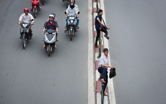 行人違規跨越街道將被罰款。（示意圖源：田升）