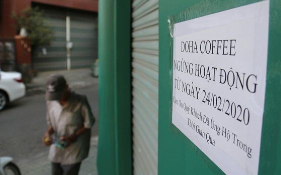 富潤郡潘赤龍街各商店相繼懸掛停業、轉讓通報。（圖源：TTO）