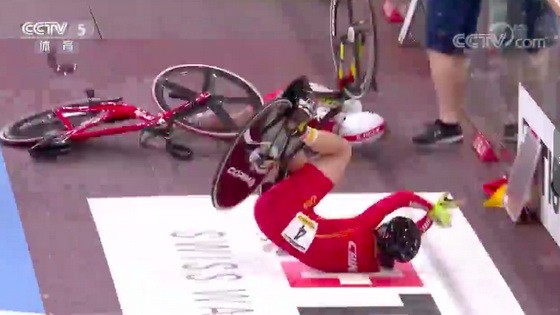 波蘭選手先摔車，王笑飛躲避不及也摔了出去。（圖源：互聯網）