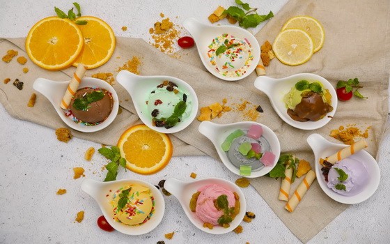 Café Cardinal餐廳特別推出中午慶節自助餐，包括芽莊龍蝦、美國牛脊肉及多類獨特美食、甜品。（圖源：Café Central ）