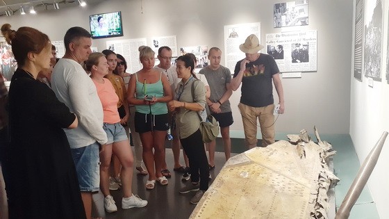 遊客正參觀戰爭遺留下來的實物。