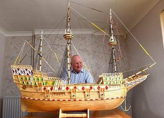 雷諾茲用火柴完成五月花號模型。（圖源：互聯網）