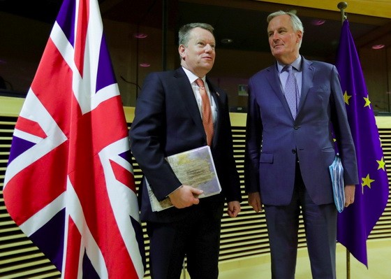 英歐自3月2日起舉行首輪貿易談判，圖為巴尼耶和弗羅斯特在布魯塞爾會面。（圖源：路透社）