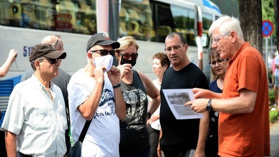 遊客參觀市中心。