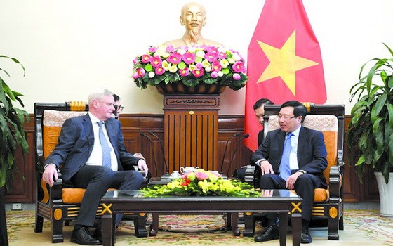 政府副總理、外交部長范平明（右）接見俄羅斯外交部第一副外長傑尼索夫。（圖源：VGP）