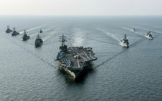 圖為美國“西奧多‧羅斯福號”航空母艦與護航艦隊。（圖源：視頻截圖）