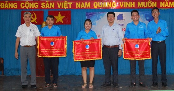 郡人委會副主席張庚波(左一)與領導 向出色集體贈送領先錦旗。