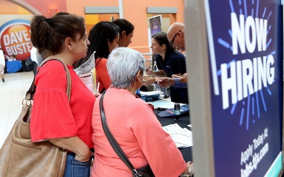 美國邁阿密的一處招聘場所。（圖源：AP）