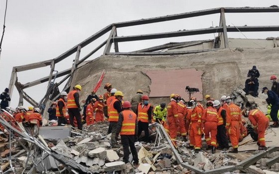 消防人員在廢墟上進行救援。（圖源：互聯網）