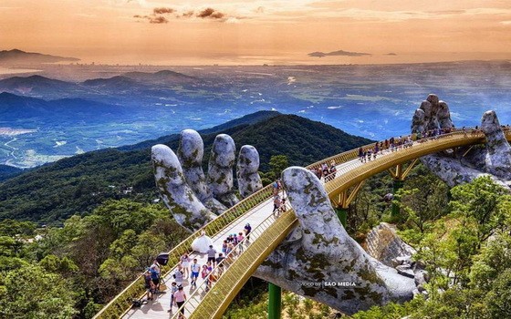 世界最大旅遊網站TripAdvisor最近公佈由遊客評選的“世界熱門旅遊地”排行榜，我國峴港市名列第七。圖為峴港最值得遊覽的佛手金橋。（圖源：Media星）