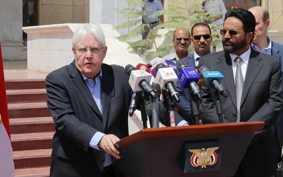 聯合國也門特使格里菲斯在訪問馬里布期間向新聞界發表談話。（圖源：聯合國）