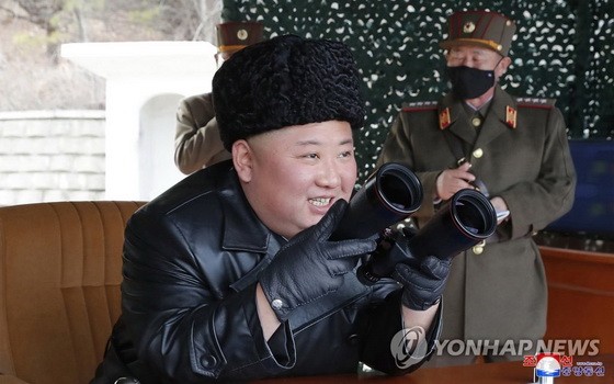朝中社3月3日報道，朝鮮國務委員會委員長金正恩前一日指導前沿遠端炮兵區分隊進行火力打擊訓練。圖為金正恩視察現場。（圖源：韓聯社/朝中社）