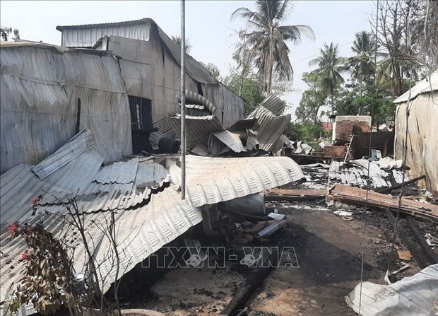 河內市某隔熱材料廠失火 ảnh 1