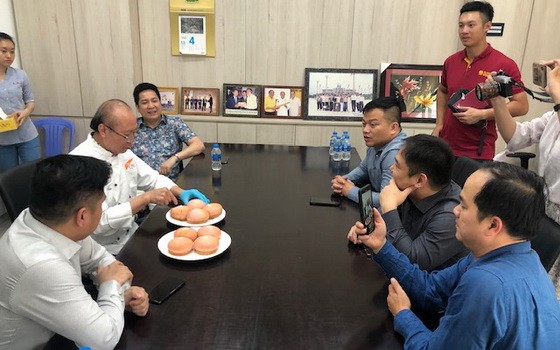 高肇力向華人青年企業家介紹自己研製火龍果麵包心得。