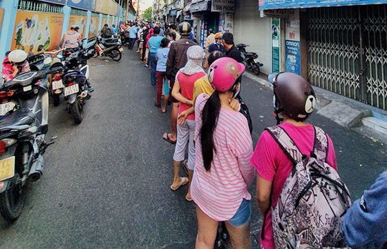 前段時間，不少市民清早四出醫療用品專賣市場排長隊搶購口罩和洗手液。（圖源：）