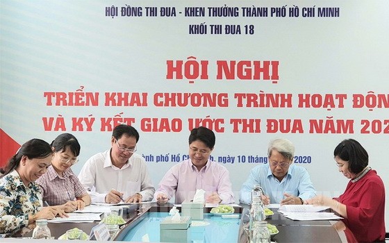 各單位共同簽署競賽締約書。（圖源：市黨部新聞網）