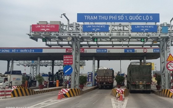 圖為5號國道 上的1號交通收費站。（圖源：黃梅）