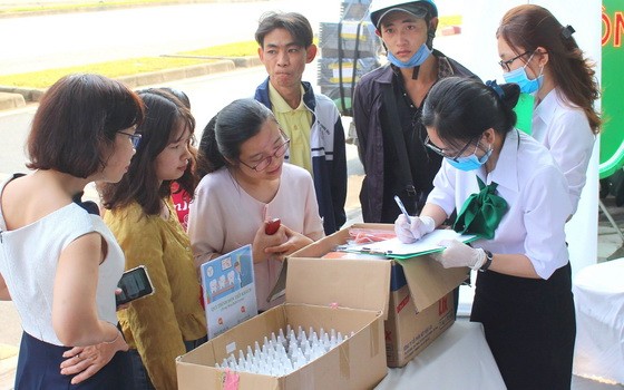 西貢口腔頜面科醫院醫生給市民贈送口罩和殺菌洗手液。