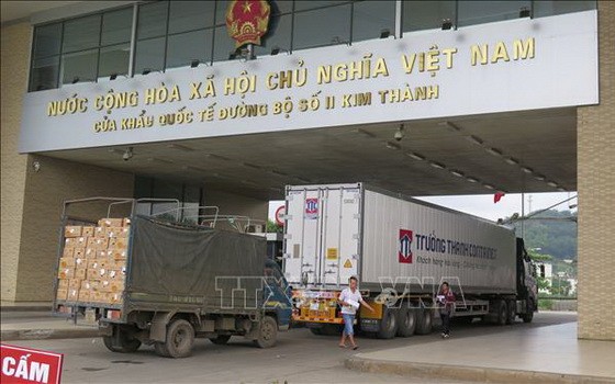 兩輛貨車經老街金城口岸通關後運往中國。（圖源：越通社）
