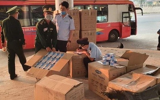 職能力量查獲非法運往老撾的大批醫用口罩。（圖源：阮煌）