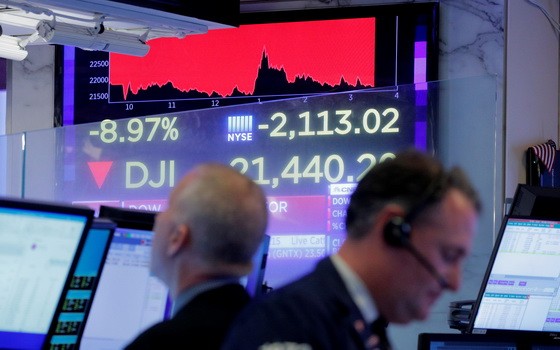 新型肺炎疫情陰霾不散，全球股票市場非常動盪，歐美股市連續兩個交易日大跌，其中道指重挫2300點，是近33年來最大跌幅。 （圖源：路透社）
