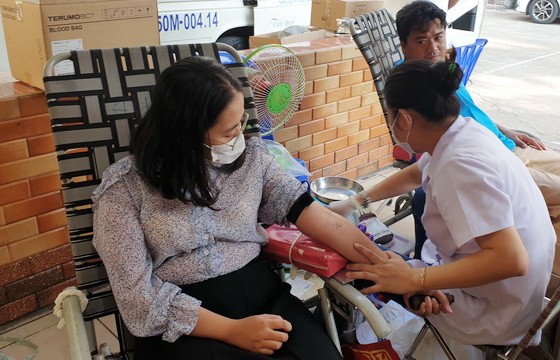 第五郡越華婦女及教師們熱心參加捐血活動。