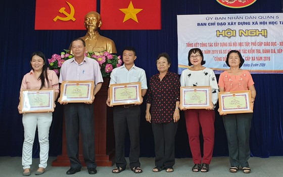 第五郡勵學會主席李金梅(右三)向６個人頒發獎狀。