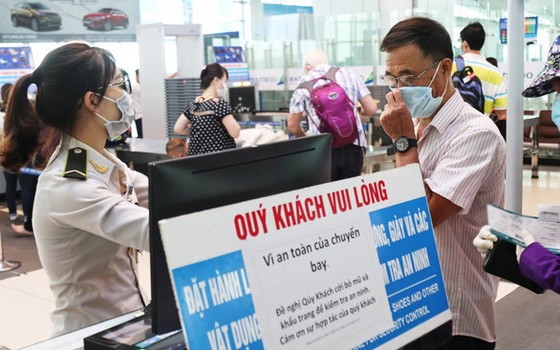 民眾在公共場所需佩戴口罩。（圖源：允和）