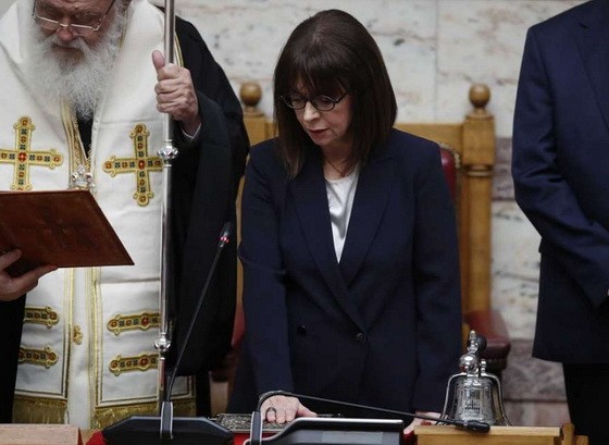 薩克拉洛普魯在東正教會大主教伊羅尼莫斯見證下宣誓就職。（圖源：AP）