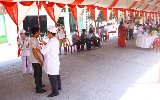 到場的賓客一律測量體溫。（圖源：PLO）