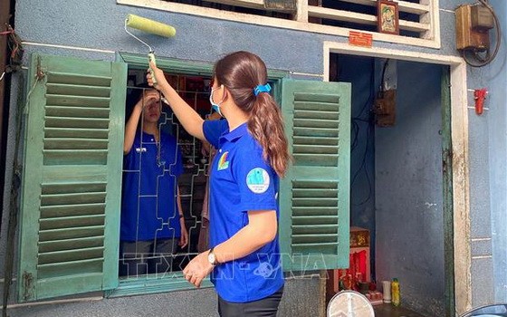 青年為貧戶粉刷住房。（圖源：越通社）