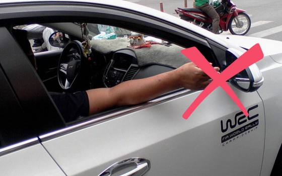 第十郡一人乘坐豪車抽煙並把煙吹到街上。