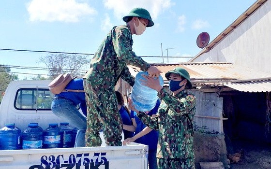 邊防部隊向民眾送水。（圖源：俊光）