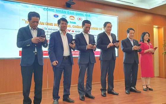 “全民資助新冠肺炎疫情防控工作”發送短信資助儀式。（圖源：L. Nguyễn）