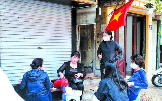 昨(21)日清早，竹白街的民眾大早醒來以輕鬆的心情上街，開始充滿活力的一天。（圖源：TTO）