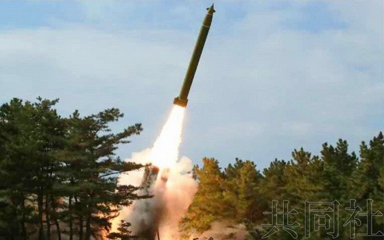 韓軍聯合參謀本部21日稱，朝鮮分別於當天早上6時45分左右和6時50分左右，從西北部的平安北道宣川附近向日本海發射了2枚推測或為短程彈道導彈的飛行物。