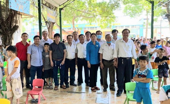 土龍木天后宮理事會探望故鄉人道中心時與該中心工作人員及小朋友們合照。